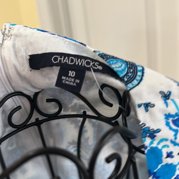 Sleeveless dress zippers in back - Picture 7 of 9